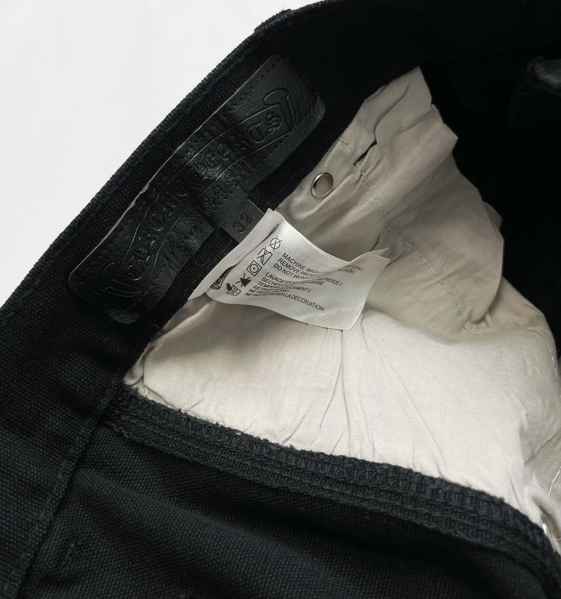 🅿️290 Correct version Item number: C02 Chrome Hearts CH double knee cross patch leather b01 version logging pants straight leg Sanskrit overalls, W level cabinet, patchwork cross pattern embellishment, high waist washed jeans! ! Absolutely high-end luxury products, 1.9W level god-level single products, super popular products, made with top heavy industry, a magic weapon that cannot be missed. About Zangyin, this is an extremely luxurious fashion brand, which can also be called the aristocrats of the high street. It has always been an exclusive brand for some hipsters or rich second generation. Compared with ordinary high streets, it is more luxurious and noble. Compared with luxury brands, it has a more fashionable personality and has always been a brand that I have a special liking for. Imported yarn is custom-woven into a high-density twill canvas, which ensures a crisp silhouette and a very delicate hand feel. It follows the B01 classic silhouette, with a crisp and stylish upper body. The ready-made garments are stone-milled and fermented, so they can be matched with any style. Buttons and zippers are made of authentic YKK retro metal products. Double-layer canvas on the front knees has perfect details. All hardware is customized.  Color #Black Size #S-XL S Waist 77 Hips 102 Length 102 Opening 20 M Waist 81 Hips 106 Length 104 Opening 21 L Waist 85 Hips 110 Length 106 Opening 21.5 xL Waist 90 Hips 114 Length 108 Opening 22
